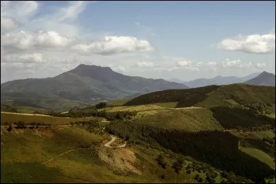 Pour quelles raisons, la montagne de la Rhune est-elle emblématique du Pays Basque ?