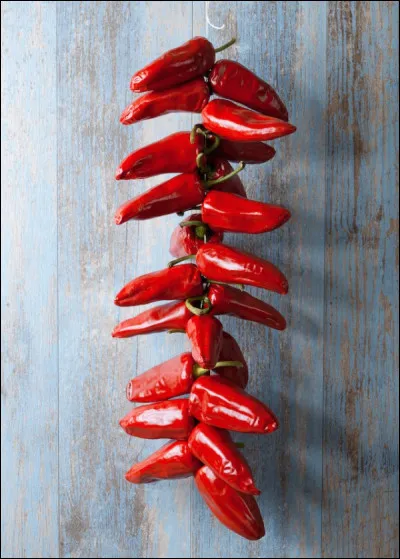 Question de rapidité : de quel village basque porte le nom du célèbre piment produit dans cette région (seule épice française à bénéficier d'une AOP) ?