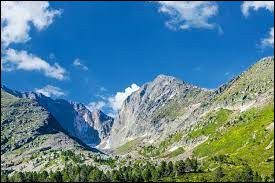 Comment s'appelle ce sommet culminant à 2 784 mètres d'altitude situé dans les Pyrénées ?