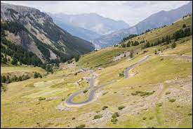 Dans quelle chaîne de montagnes se situe le col de la Bonette où se trouve la plus haute route d'Europe ?