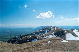 À quelle altitude culmine la Crêt de la Neige, plus haut sommet du massif du Jura ?