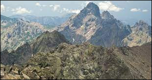 Comment se nomme le plus haut sommet de la Corse, culminant à 2 706 mètres d'altitude ?
