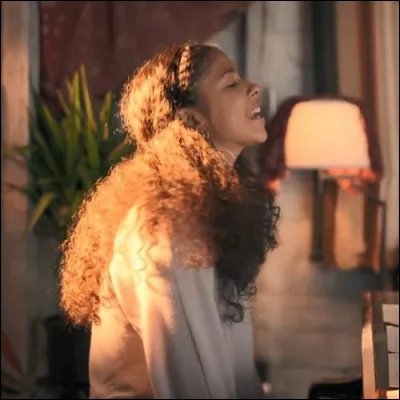 Quelle est la première chanson qu'elle chante ?