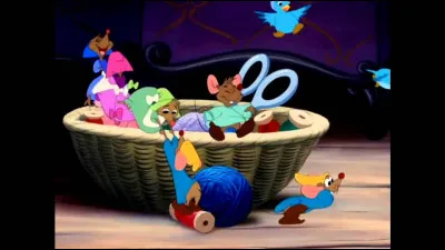 Quels animaux sont transformés par la fée pour servir d'attelage à Cendrillon ?