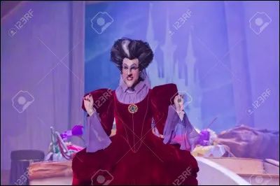 Comment est traitée Cendrillon par sa belle-mère ?