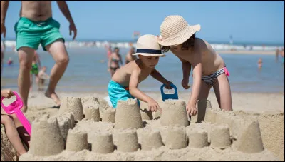 À la plage, quand ton petit frère te demande de laider à faire un château de sable, tu
