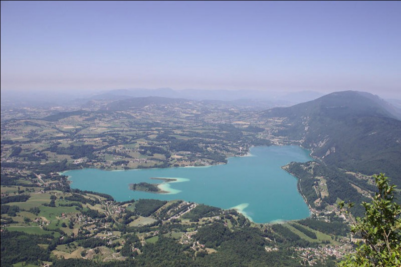 Le lac d’Aiguebelette se situe en Savoie, non loin de Chambéry. Quel type de lac est-ce ?