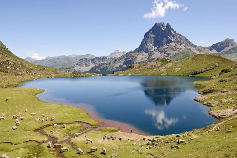Au cœur du parc national des Pyrénées, ce lac étend son miroir d'eau transparente au pied du pic du Midi d'Ossau. Comme se nomme-t-il ?
