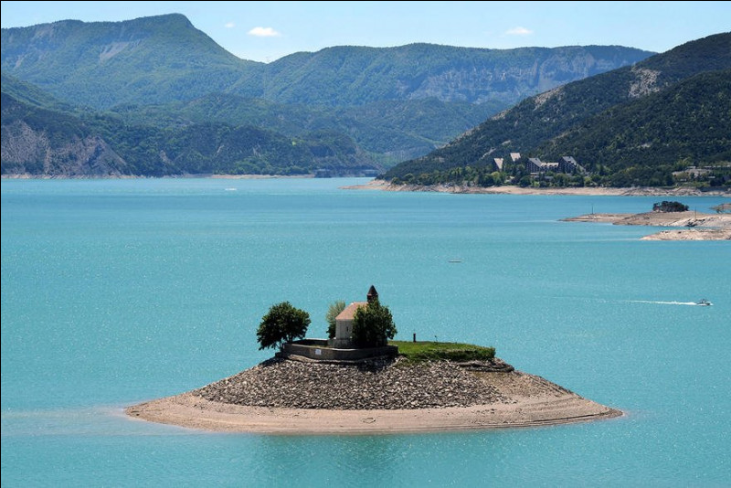 Le lac de Serre-Ponçon est artificiel et apparu grâce à un barrage. Combien de villages ont disparu sous les eaux de ce lac ?
