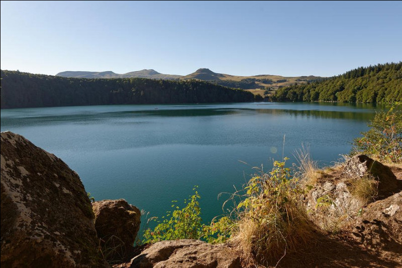 Ce lac d'origine volcanique se situe en Auvergne. Comment se nomme-t-il ?
