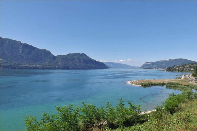 C'est le plus grand lac naturel d'origine glaciaire entièrement situé en France. De quel lac s'agit-il ?