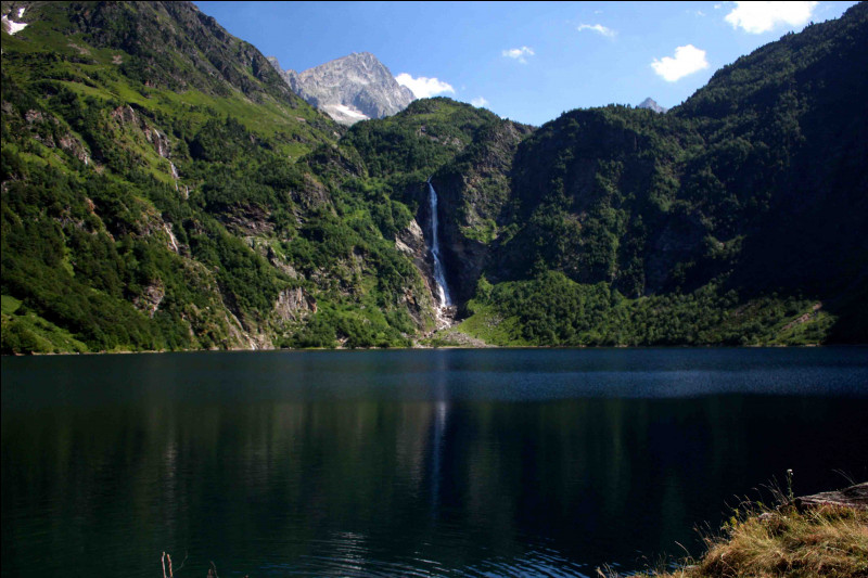 Le lac d'Oô est situé au cœur des Pyrénées, à 1500 mètres d’altitude, offrant une vue imprenable sur les montagnes. Où se situe-t-il ?