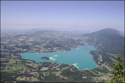 Le lac dAiguebelette se situe en Savoie, non loin de Chambéry. Quel type de lac est-ce ?