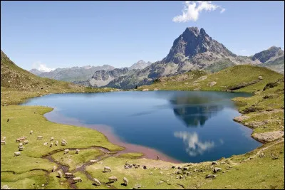 Au cur du parc national des Pyrénées, ce lac étend son miroir d'eau transparente au pied du pic du Midi d'Ossau. Comme se nomme-t-il ?