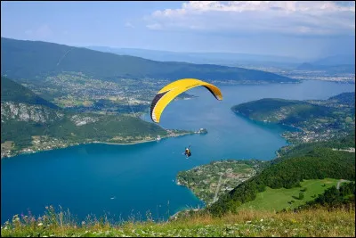 Qu'est-ce qui alimente le lac d'Annecy ?