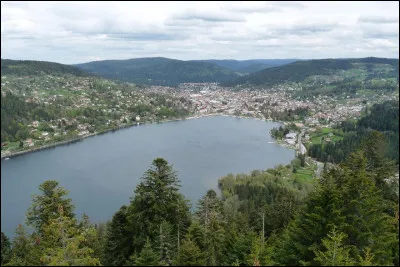 Dans quel département de la région Grand Est se situe le lac de Gérardmer ?