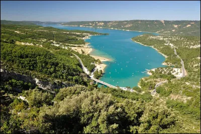 Ce lac artificiel est apparu en 1973 suite à la construction d'un barrage sur le cours du Verdon. Comment s'appelle-t-il ?
