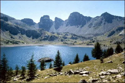 Le lac d'Allos est le plus grand lac daltitude dEurope. Quel altitude se situe-t-il ?