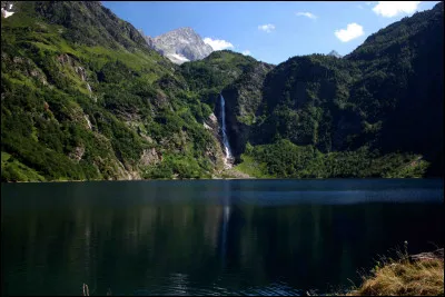 Le lac d'Oô est situé au cur des Pyrénées, à 1500 mètres daltitude, offrant une vue imprenable sur les montagnes. Où se situe-t-il ?