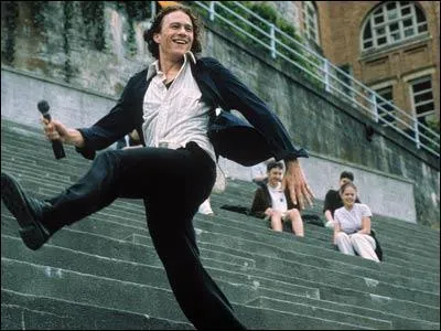 Dans '10 Bonne raisons de te larguer' que chante le personnage d' Heath Ledger dans les gradin du stade de l'universit pour pater la fille qu'il aime ?