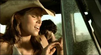 Dans le remake de Massacre  la trononneuse, les hros chantent en choeur cette chanson sur la route, sans se douter que leur vie va bientt basculer en enfer. De quelle chanson s'agit-il ?