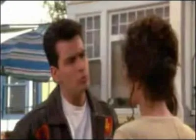 Quel clbre slow chante Topper Harley  Ramada dans le premier 'Hot Shot ! ' ?