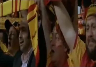 Dans 'Bienvenue chez les Ch'tis' que chante Philippe Abrams avec les supporters de Lens pendant un match de foot ?