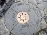 Devant quel clbre monument parisien peut-on mettre le pied sur le point 0, dpart des routes franaises ?