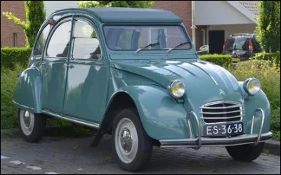 En 1964, la 2 CV AZA sort des ateliers. Quelle caractéristique extérieure est reconnaissable sur ce nouveau modèle ?