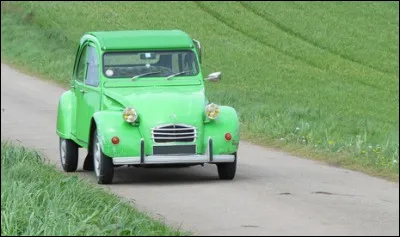 Quel évènement dans les années 70 va redonner du tonus aux ventes de 2 CV ?