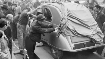 Quand la 2 CV fait elle sa présentation officielle ?