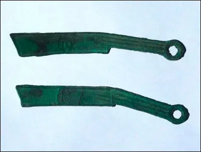 Vers 600 à 200 avant Jésus-Christ, ces couteaux servaient de monnaie d'échange, dans quelle région ?