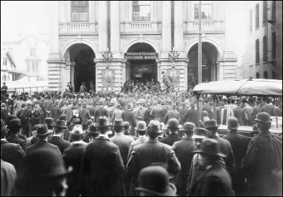 Comment s'appelle le phénomène où tout le monde se rue vers les banques et les distributeurs de billet pour retirer leur argent ?