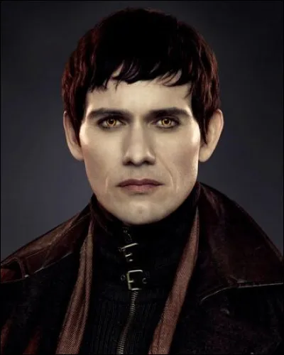 Dans Révélation partie 2, un personnage a travaillé pour les Volturi, qui est-ce ?