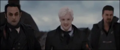 Deux personnages arrivent. Qui sont-ils ?