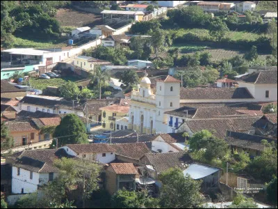 Quelle est cette ville du Vénézuela, la plus belle de l'État de Trujillo avec ses rues pavées, ses maisons blanches et son église dédiée à Saint Pierre ?