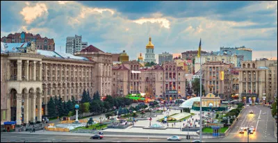 Quelle est cette ville, capitale de L'Ukraine, située au bord de la rivière Dniepr, une des cités les plus anciennes d'Europe de l'Est ?