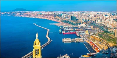 Quelle est cette ville d'Algérie surnommée "la radieuse", importante cité portuaire de la mer Méditerranée ?