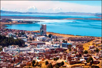 Quelle est cette ville du Pérou, capitale de la province du même nom, située à 3 827 mètres d'altitude et port principal du lac Titicaca ?