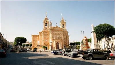 Quelle est cette ville de l'État insulaire de Malte, située sur l'île de Gozo en mer Méditerranée qui est avant tout une ville touristique ?