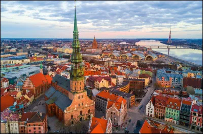 Quelle est cette ville, capitale de la Lettonie, construite sur la mer Baltique au fond du golfe éponyme, centre industriel, commercial, financier et culturel du pays ?