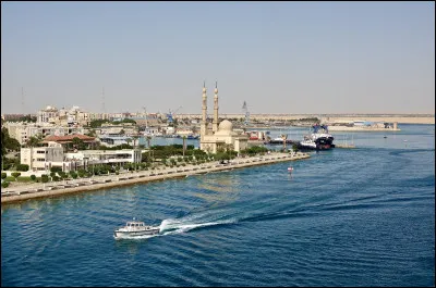 Quelle est cette ville d'Egypte située au bord de la mer Rouge, célèbre pour avoir donné son nom au canal qui la relie à Port-Saïd en mer Méditerranée ?