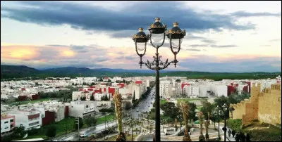 Quelle est cette ville du Maroc située dans le Rif, cité multi-ethnique habitée par plusieurs tribus, c'est le chef-lieu de la province du même nom ?