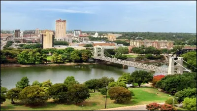 Quelle est cette ville de l'État du Texas aux États-Unis surnommée "le coeur du Texas", son nom est associé à la secte religieuse des dravidiens guidée par David Koresh qui entraina avec lui dans la mort 78 disciples en 1993 ?