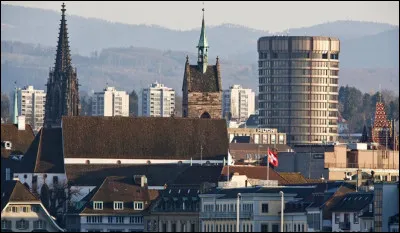 Quelle est cette ville, capitale culturelle de la Suisse, siège social de l'entreprise Roche, leader mondial de l'industrie pharmaceutique ?