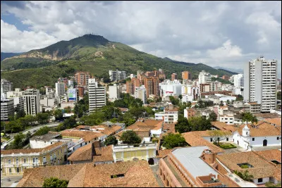 Quelle est cette ville de Colombie, citée dangereuse aux mains des narcotrafiquants et de leurs groupes armés illégaux qui y font régner la terreur et la mort ?