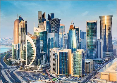 Quelle est cette ville, capitale du Qatar, située sur le golfe Persique, 80% de la population du pays y habitent ?