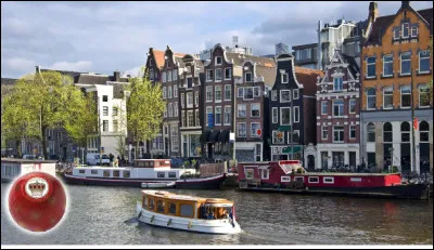 Quelle est cette ville typique des Pays-Bas qui a donné son nom à un fromage en forme de boule enveloppée dans une pellicule de paraffine rouge ou jaune ?