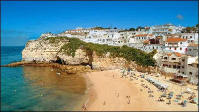 Quelle est cette ville du Portugal, chef-lieu de l'Algarve, citée antique avec des ruines maures et romaines, ville tournée vers la culture et le tourisme ?