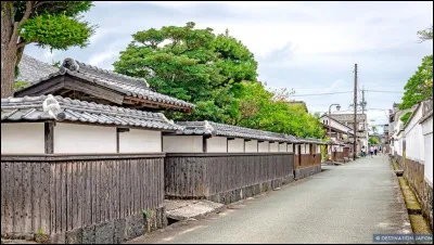 Quelle est cette ville du Japon, située entre mer et montagnes, cité connue pour ses maisons traditionnelles de samouraïs, son château, son parc de pierre et sa plage en arc de cercle ?